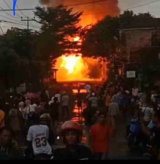 Mobil Milik PT Ramah Arif Bijaksana Terbakar di Cibarengkok