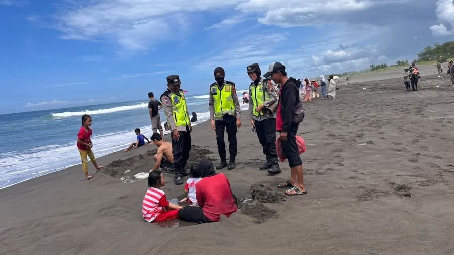 Libur Lebaran: Polres Kebumen Imbau Wisatawan Pantai Setrojenar Waspada Ombak Ganas