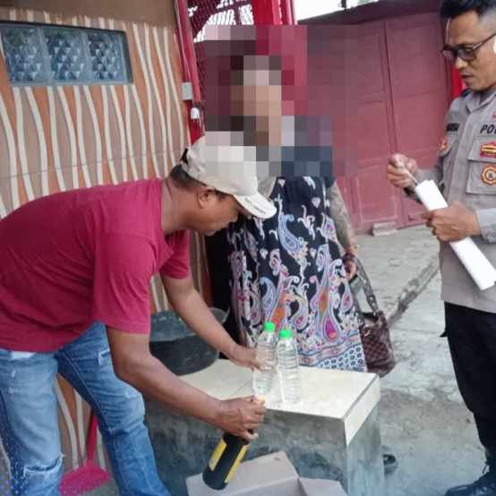SASAR OPERASI PEKAT, PULUHAN BOTOL MIRAS DIAMANKAN DI GUNUNG JATI