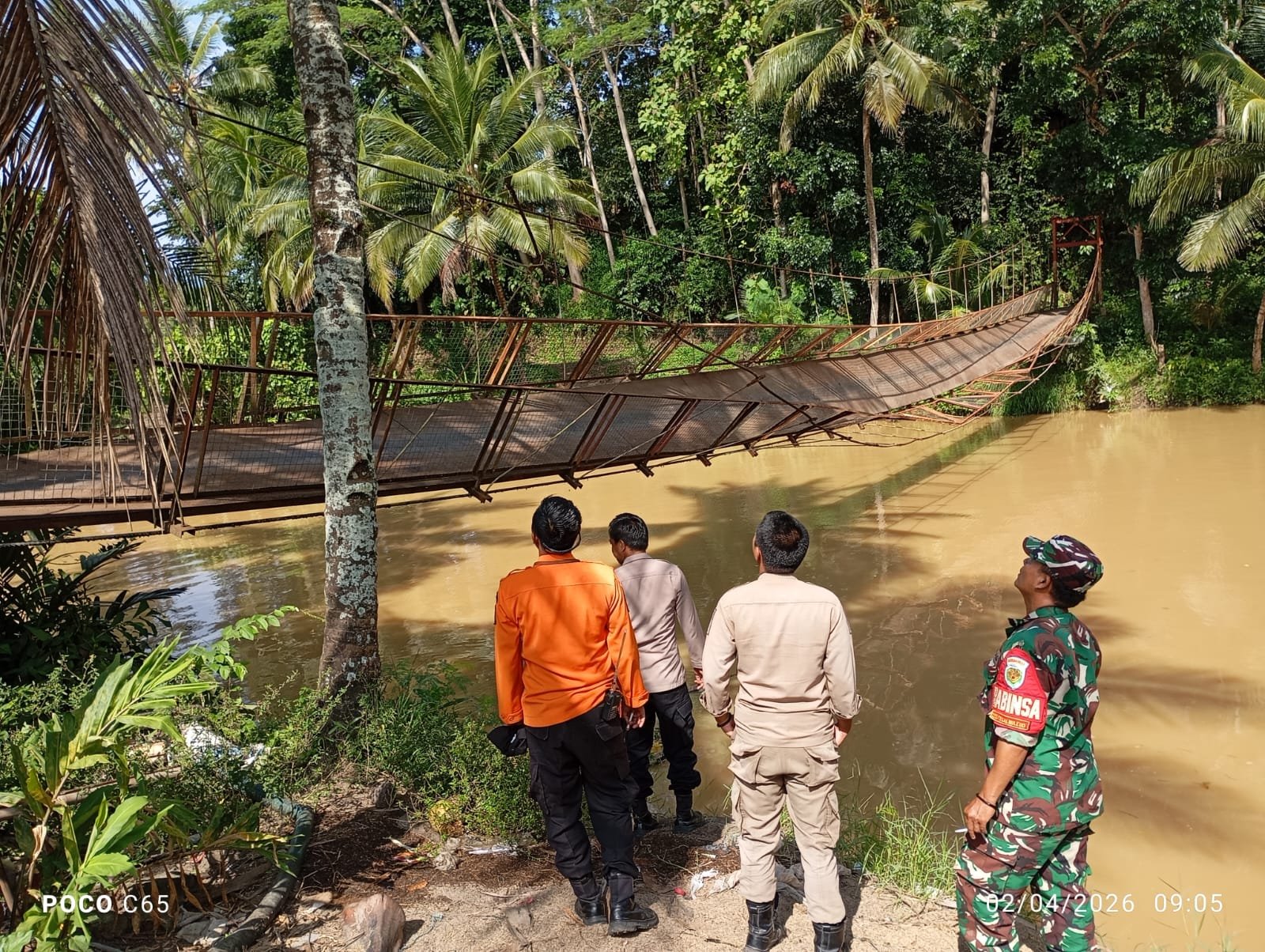 JEMBATAN SILIWANGI AMBRUK DI TEGALBULEUD, LIMA WARGA TERJATUH KE SUNGAI