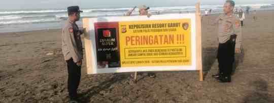 POLSEK GARUT SELATAN PASANG BENDERA MERAH DI PANTAI SELATAN – WISATAWAN DIMBAU TIDAK BERENANG TERLALU TENGAH