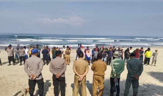 SATPOLAIRUD POLRES GARUT BERSAMA WARGA GELAR BERSIH-BERSIH PANTAI PASCA LEBARAN